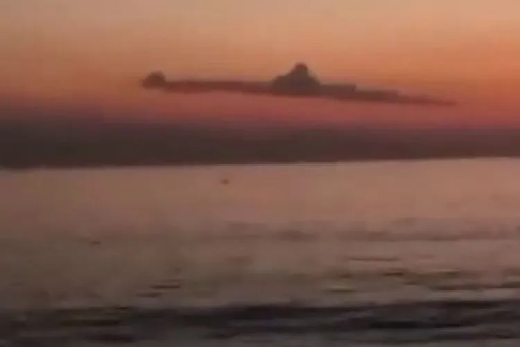 Viral matahari terbit di Sanur Bali muncul awan mirip Kapal Selam KRI Nanggala 402 / dok. Suara.com