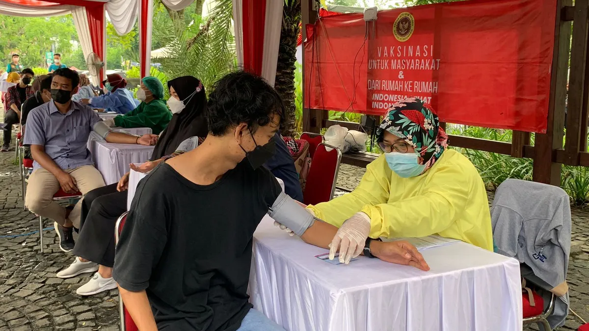 Pelaksanaan vaksinasi massal di Jogja Bay. Pandemi Covid diprediksikan lebih terkendali di 2022 berkat capaian vaksinasi yang tinggi.