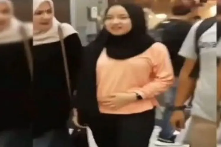 Nissa Sabyan elus perut dan dikabarkan Nissa Sabyan hamil viral di media sosial / dok. Suara.com