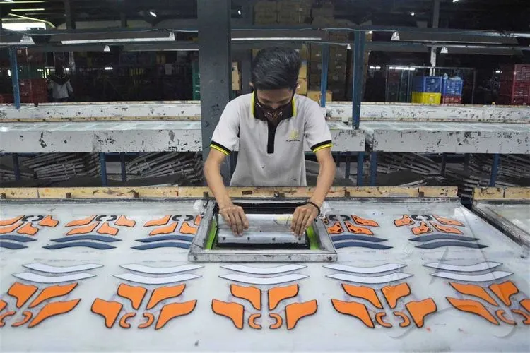 Pegawai Aerostreet tengah menyelesaikan sablon sepatu di pabriknya yang berlokasi di di Bentangan, Wonosari, Klaten, Jawa Tengah. (Ayojakarta/Budi Cahyono)