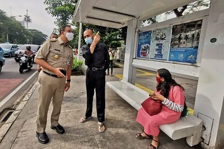 Gubernur Anies Baswedan menyapa pengguna Jalan di trotoar Jalan Salemba Raya/dok: Instagram @aniesbaswedan.