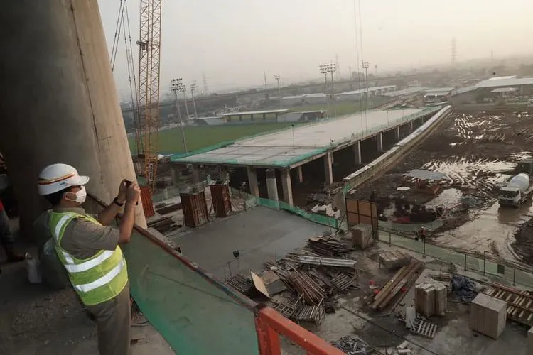 Gubernur DKI Jakarta Anies Baswedan memperlihatkan progres pembangunan Jakarta International Stadium (JIS). (Instagram Anies)