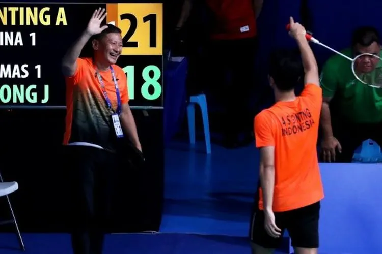 Pebulutangkis tunggal putra Indonesia, Anthony Sinisuka Ginting, merayakan kemenangan atas Soong Joo Ven (Malaysia) dalam laga final beregu putra SEA Games 2019 di Muntinlupa Sport Complex, Manila, Filipina, bersama sang pelatih Hendry Saputra (kiri), Rabu (4/12). [Humas PBSI]