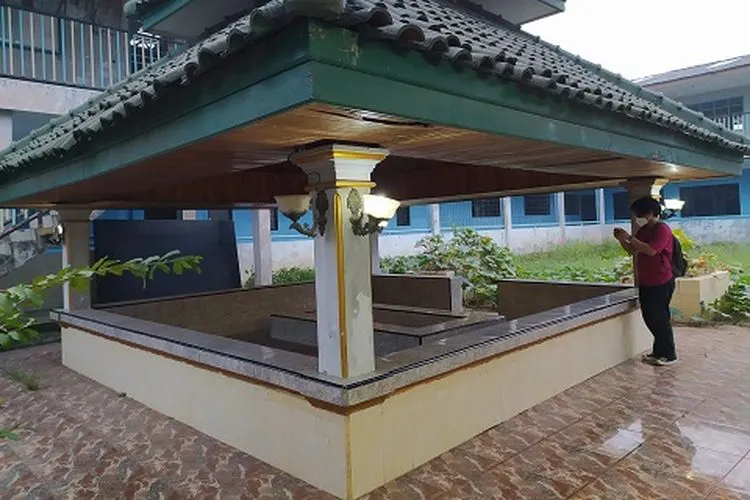 Lokasi pemakaman Anton Medan di Kompleks Pondok Pesantren At Taibin, Pondok Rajeg, Kabupaten Bogor, Senin (15/3/2021), malam ini. (Ayobogor/Yogi Faisal)