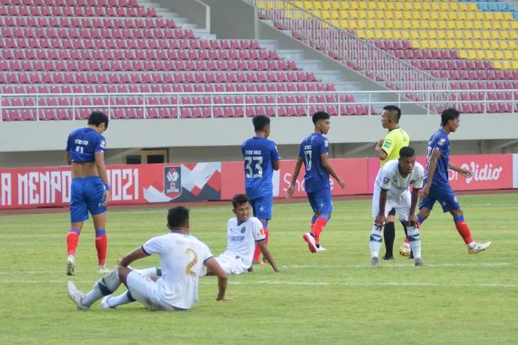 Ekspresi pemain Persikabo 1973 usai gol balasan yang dicetak Dendi Santoso untuk menyamakan kedudukan dalam partai perdana Piala Menpora 2021 di Stadion Manahan, Solo, Minggu (21/3/2021). (Ayojakarta/Budi Cahyono)