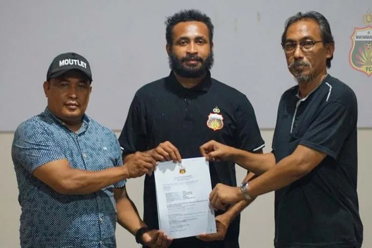 Artur Bonai resmi diperkenalkan manajemen Bhayangkara Solo FC. (dok MO Bhayangkara Solo FC)