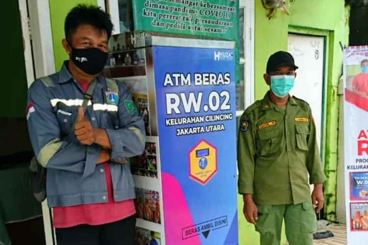 Kelurahan Cilincing, Cilincing, Jakarta Utara, mengoperasikan ATM Beras di Kantor Sekretariat RW 02. (dok)