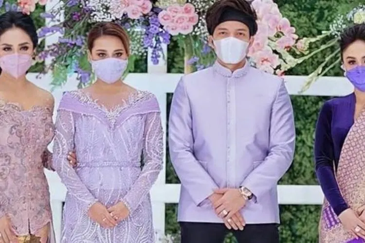 Begini Perasaan Atta (kedua kanan) saat Lamar Aurel (kedua kiri), dan Keharuan Krisdayanti (kiri)/instagram