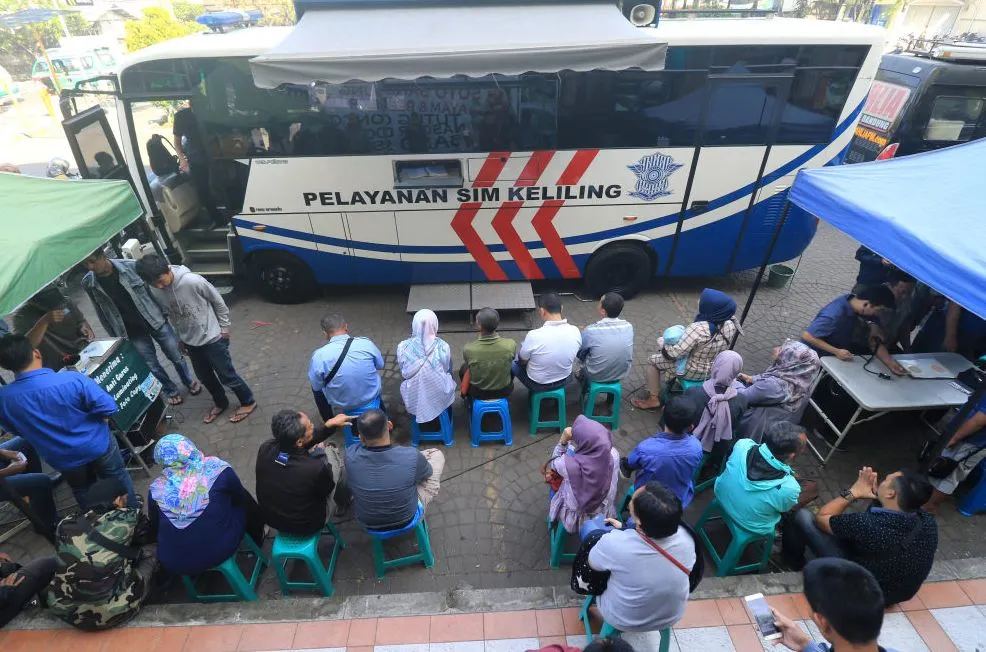 Ilustrasi warga mengantri memperpanjang SIM. Jadwal SIM keliling DKI Jakarta, Senin 18 April 2022.