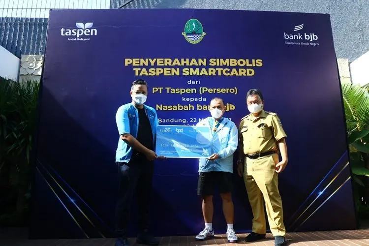 bank bjb dan TASPEN serahkan TASPEN Smartcard/ayojakarta/istimewa