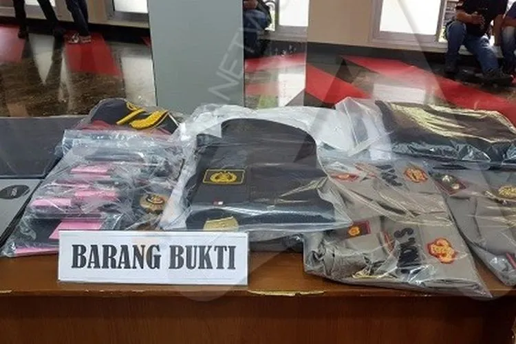 Barang bukti terkait kasus polisi gadungan yang diamankan Polda Metro Jaya. (Ayojakarta/Fichri Hakiim)