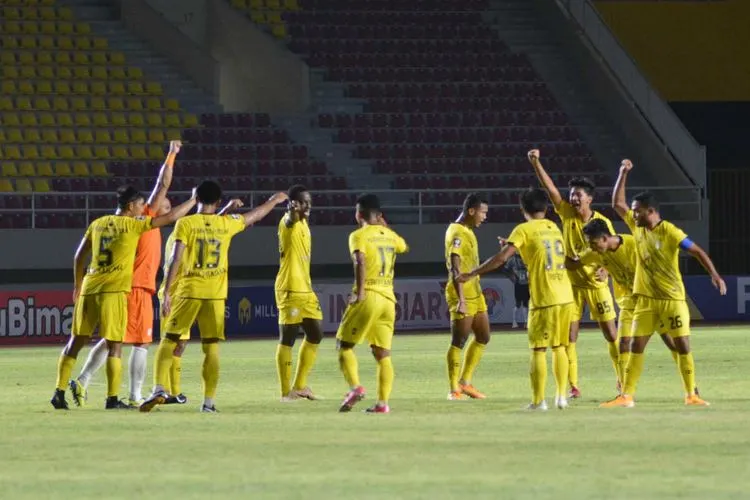 Selebrasi gol Barito Putera FC di menit akhir babak kedua membuyarkan kemenangan PSIS Semarang yang sudah di depan mata saat fase penyisihan Grup A, di Stadion Manahan, Minggu (21/3/2021). (Ayojakarta/Budi Cahyono)