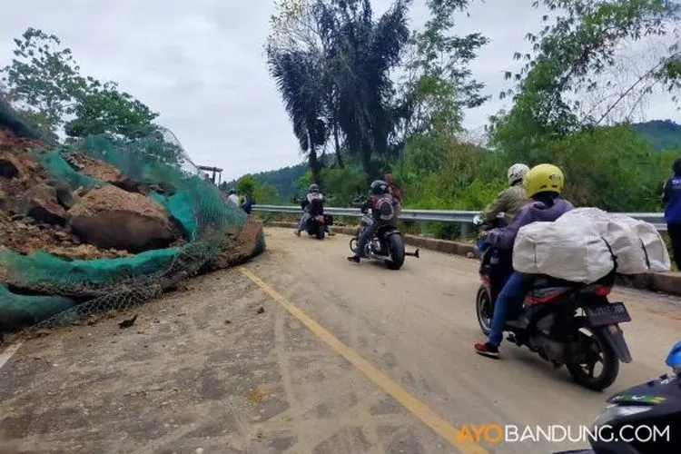 Diterjang Longsor, Akses Jalan Bandung-Cianjur Sempat Terputus (AyoBandung)