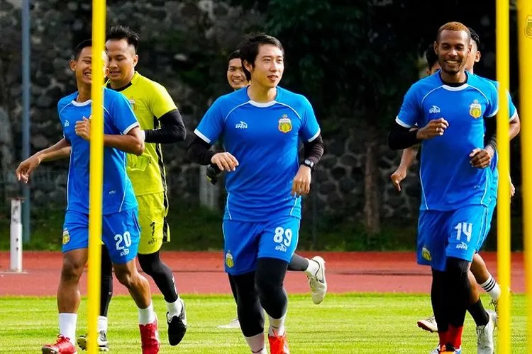 Ruben Sanadi dan kawna-kawan saat mengikuti sesi latihan perdana Bhayangkara Solo FC di Stadion UNS, Kota Solo, Kamis (25/2/2021). (dok Media Bhayangkara Solo FC)