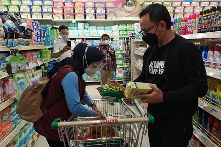 Wali Kota Bogor Bima Arya Sugiarto, saat mendampingi perawat berbelanja, di salah satu supermarket di Kota Bogor. (Ayobogor/Yogi Faisal)
