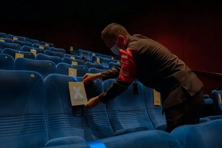Petugas bioskop saat melakukan pembersihan di salah satu teater bioskop. (Dok Cibinong City Mall Bogor)