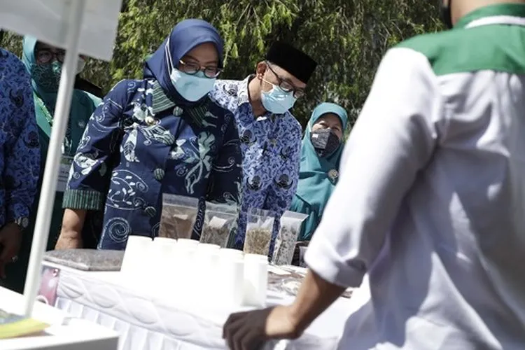 Bupati Bogor Ade Yasin saat menggelar Boling, di Kecamatan Cigombong, Kabupaten Bogor, Rabu (17/3/2021). (Ayobogor/Yogi Faisal)