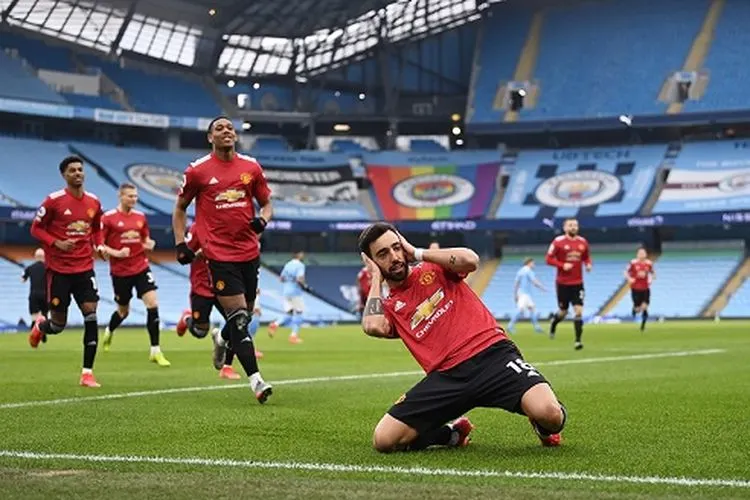 Bruno Fernandes merayakan gol Manchester United saat melawan Manchester City, Senin (8/3/2021), dini hari WIB. (Twitter MU)