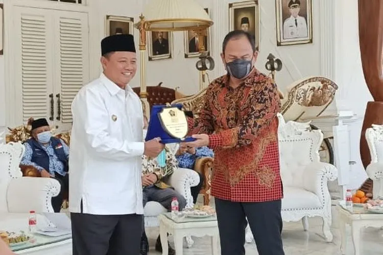 Wagub Jabar dan Bupati Cianjur raih penghargaan peduli jurnalis. (dok)