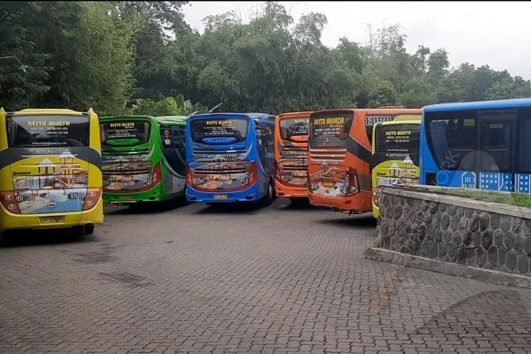 17 armada bus aset PT Asuransi Angkatan Bersenjata Republik Indonesia (Asabri) yang diduga terkait kasus korupsi diamankan di garasi Damri, Palur, Kabupaten Karanganyar. (Ayojakarta/Budi Cahyono)