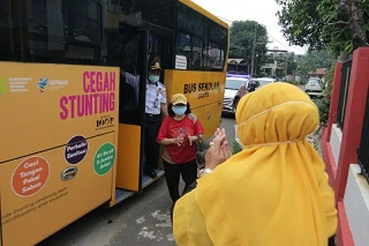 Pemprov DKI menyiapkan 25 bus sekolah untuk antar-jemput lansia saat vaksinasi Covid-19. (dok)