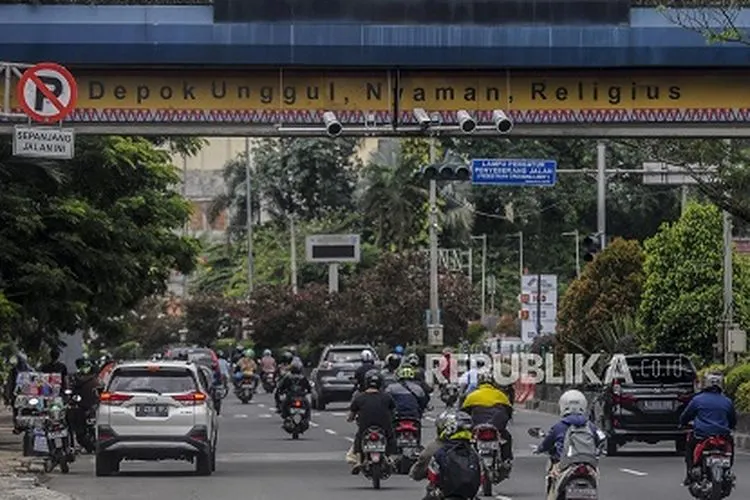 [ilustrasi] Sejumlah kendaraan melintas di dekat closed circuit television (CCTV) yang terpasang di Jalan Raya Margonda, Depok, Jawa Barat.  Foto: Republika/Putra M. Akbar