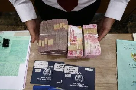 Ilustrasi - Petugas menunjukkan barang bukti saat rilis sindikat penipuan online.