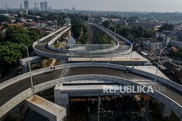 Suasana flyover tapal kuda di kawasan Lenteng Agung, Jakarta, Sabtu (14/11). Pengerjaan proyek flyover tapal kuda Lenteng Agung dan Tanjung Barat yang ditargetkan rampung pada Desember 2020 itu kini sudah mencapai 90 persen dan bisa mulai dioperasikan pada Januari 2021. Republika/Putra M. Akbar