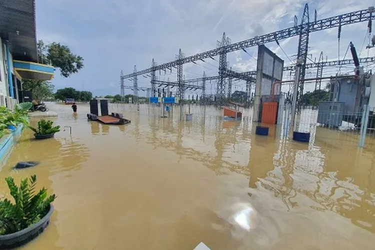 Banjir di Jakarta dan Jawa Barat berdampak pada 1.376 gardu PLN terendam. (dok)
