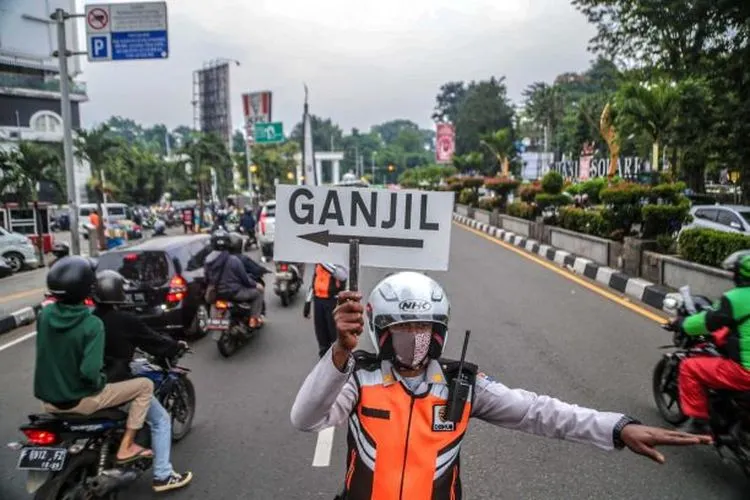 Petugas gabungan saat melakukan operasi ganjil genap di Sistem Satu Arah (SSA) Kebun Raya Bogor, akhir pekan kemarin/ dok. Pemkot Bogor