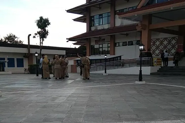 Wali Kota Solo terpilih, Gibran Rakabuming Raka diketahui sudah memulai agenda blusukan di Pasar Klewer, Selasa (23/2/2021). [Suara.com/R Augustino]