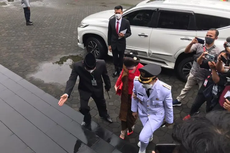 Gibran Rakabuming Raka bersama istri saat tiba di Gedung DPRD Kota Surakarta, Jumat (26/2/2021) (ist)