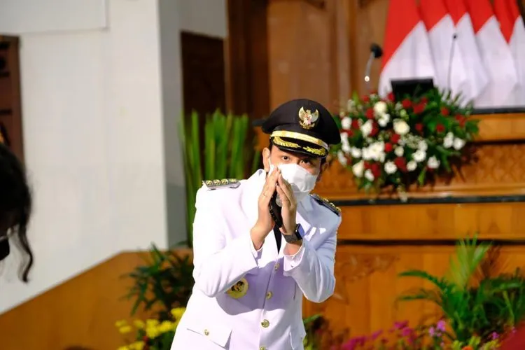 Gibran Rakabuming Raka saat tiba di ruang pelantikan wali kota dan wakil wali kota di DPRD Kota Surakarta, Jumat (26/2/2021). (ist)