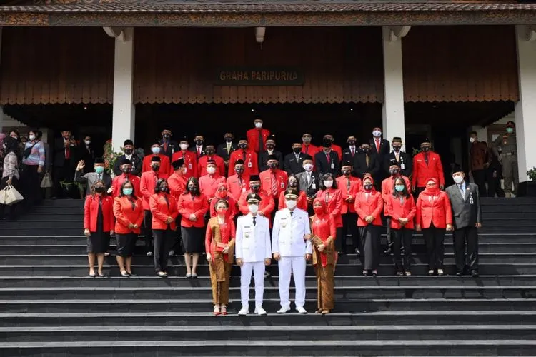 Gibran dan Teguh Prakosa resmi dilantik menjabat Wali Kota/Wakil Wali Kota Surakarta masa jabatan 2021-2026 di Gedung DPRD Surakarta, Jumat (26/2/2021). (Ayojakarta/Budi Cahyono))