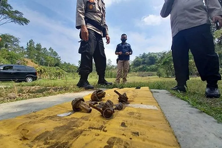 Dua granat nanas yang sudah dilakukan disposal atau penghancuran oleh tim Gegana Brimob Polda Jabar di lapangan tembak dollar di Kecamatan Mangkubumi, Kota Tasikmalaya, Kamis (11/3/2021). (Ayotasik.com/Heru Rukanda).