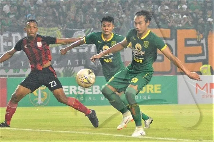 Hansamu Yama menguasai bola saat beruji coba melawan Persis Solo di Stadion Gelora Bung Tomo, tahun lalu. (Ayojakarta/Budi Cahyono)
