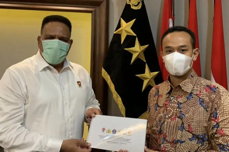 Kepala Bagian Intel dan Keamanan (Kabaintelkam) Polri, Komjen Pol Paulus Waterpauw saat menerima delegasi IBL yang dipimpin Direktur Utama IBL, Junas Miradiarsyah. (dok IBL)