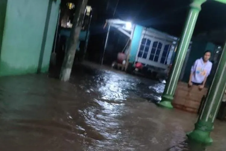 Sebanyak dua kampung di dua desa, Kabupaten Serang, Provinsi Banten, masih tergenang air pascabanjir yang terjadi pada Senin (9/8), pukul 22.30 WIB.  / BPBD Kabupaten Serang