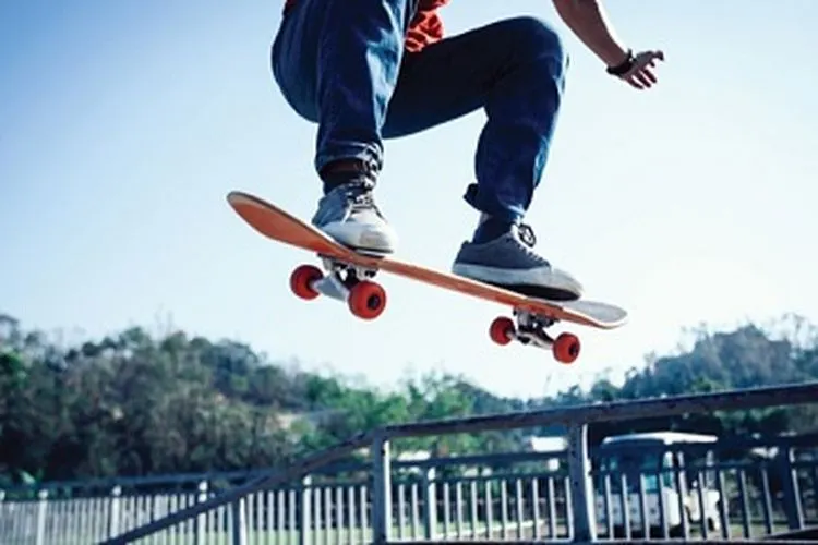 [ilustrasi] Saptol PP DKI Jakarta bubarkan pemain skateboard di JPO Senen. (dok)