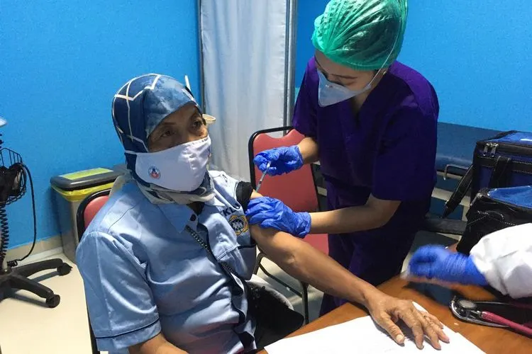 Warga Kelurahan Warakas, Tanjung Priok, Rusminah (71), menjadi warga lanjut usia (lansia) pertama yang menerima vaksin Covid-19 di Jakarta Utara/dok: utara.jakarta.go.id.