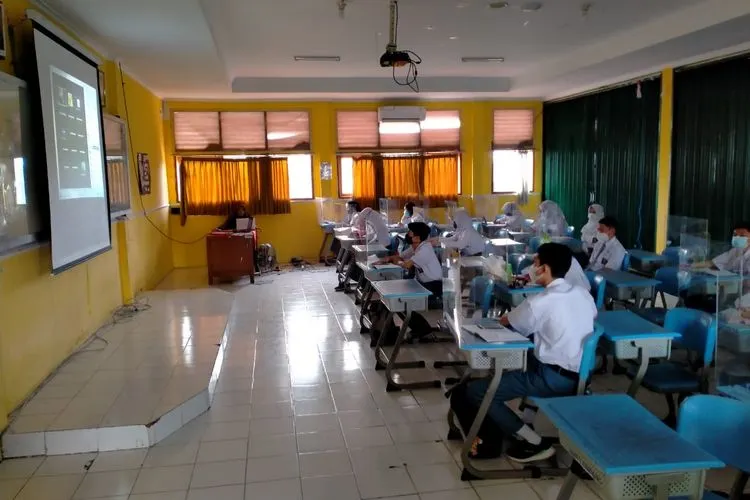 Suasana ujicoba pembelajaran tatap muka di SMAN 2 Cibinong, Kabupaten Bogor (Yogi Faisal/ AyoJakarta)