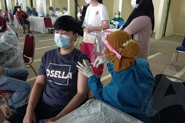 Prosesi vaksinasi covid-19 bagi pedagang di area parkir Pasar Kebon Kembang Blok F, Kota Bogor / Yogi Faisal
