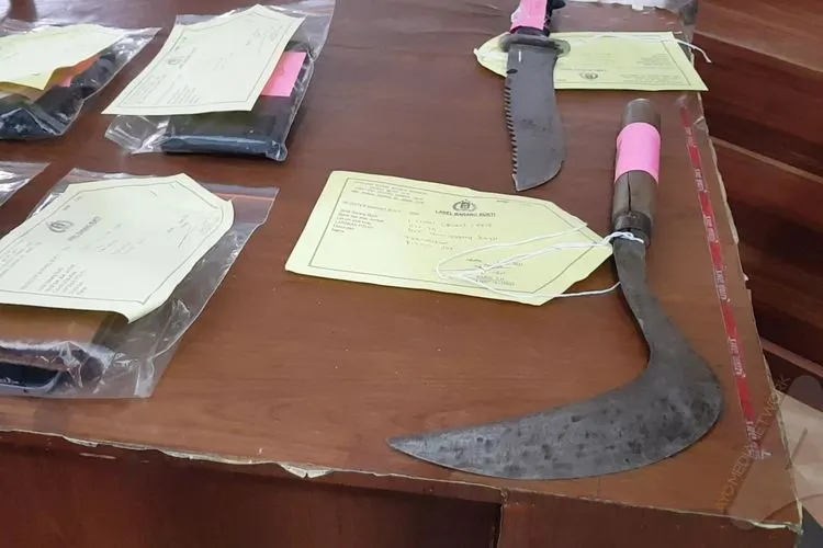 Barang bukti yang digunakan oleh pelaku saat melakukan aksi pembegalan/ Fichri Hakiim
