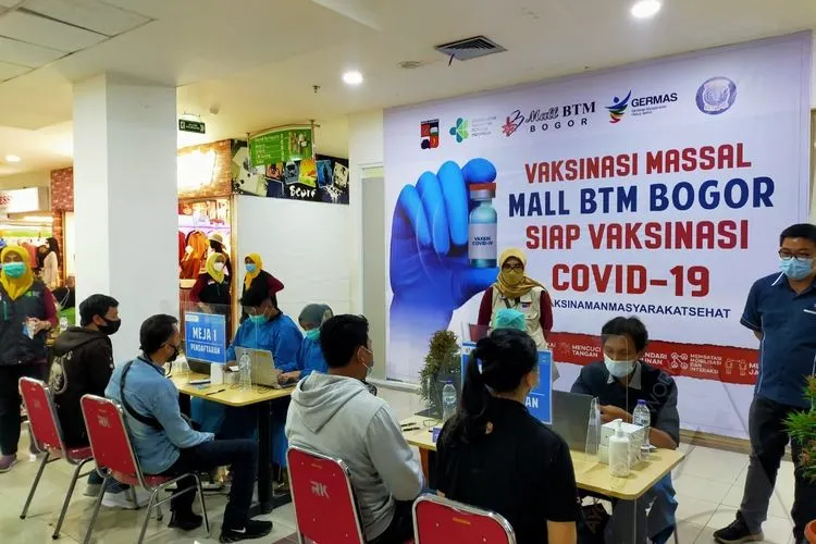 Pedagang dan karyawan retail saat menjalani vaksinasi covid-19 di Mal BTM Bogor / Yogi Faisal