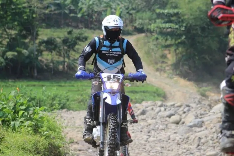 WR 155 R, Ekspresi Cinta dan Menembus Usia