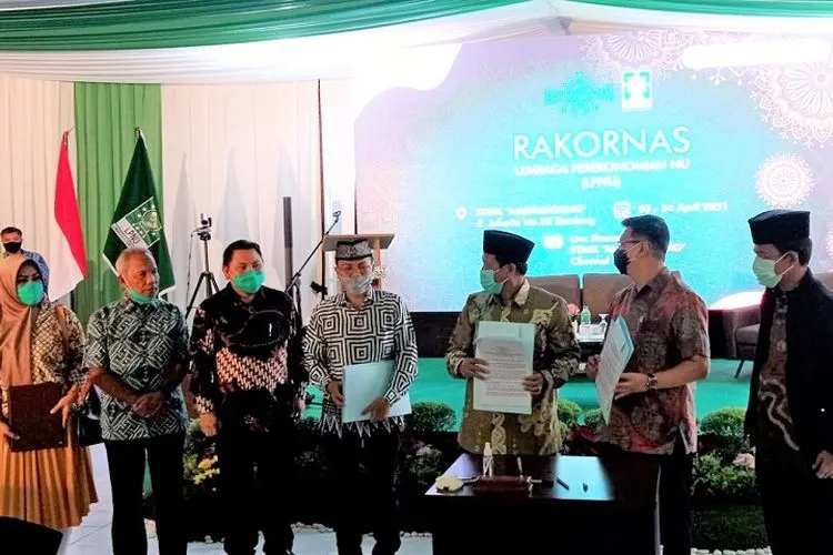 Komisaris PT Pasifik Sakti Enjiniring (PSE), Diah Warih Anjari (paling kiri) dan Ketua PBNU Bidang Ekonomi, Eman Suryaman, beserta jajaran direksi PT PSE saat penandatangan Perjanjian Kerja Sama Pemasaran Sepeda Motor Listrik di Indonesia, Sabtu (3/4/2021). (ist)