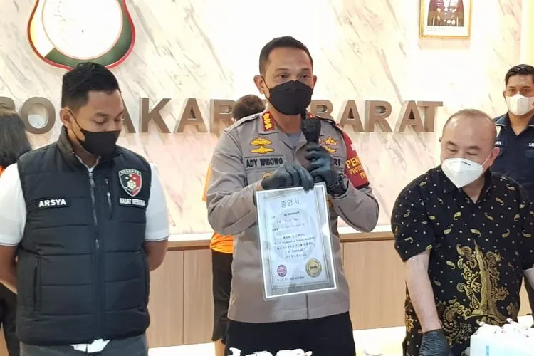 Polres Jakarta Barat Tangkap Pelaku Penyuntikan Filler Payudara Ilegal (Fichri Hakiim/ AyoJakarta)