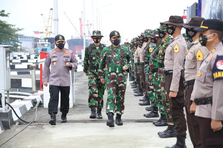 Kapolri Jenderal Polisi Listyo Sigit Prabowo bersama Panglima TNI Marsekal Hadi Tjahjanto membuka Latsitarda ke-41 di Medan. (foto: Humas Polri)