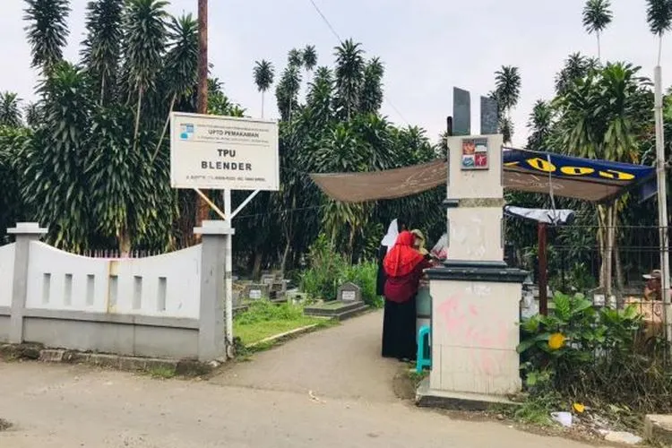 Kondisi Tempat Pemakaman Umum (TPU) Blender, Kelurahan Kebon Pedes, Kecamatan Tanahsareal, terpantau sepi penziarah. (Yogi Faisal)