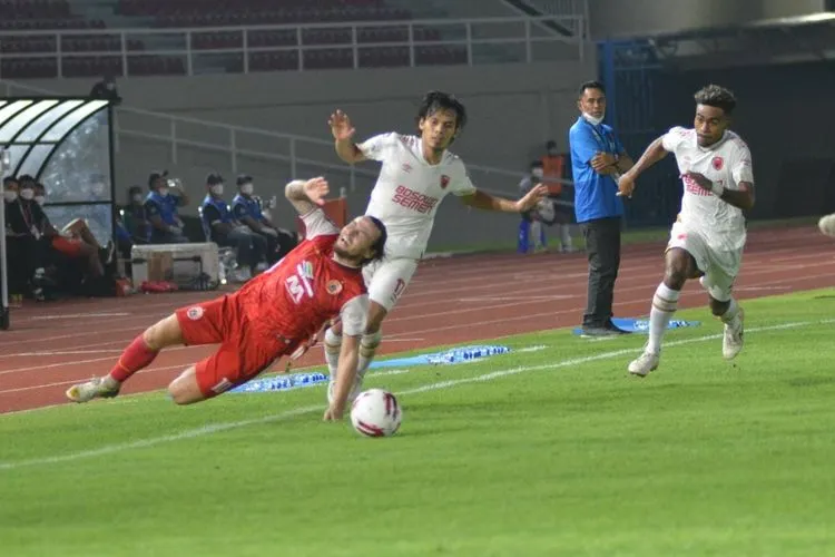 Caption: Aksi Marc Klok dalam pertandingan di turnamen Piala Menpora 2021.(Ayojakarta.com/LukasBudi)